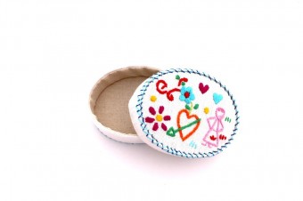 ovale embroidered box by Isilda Parente